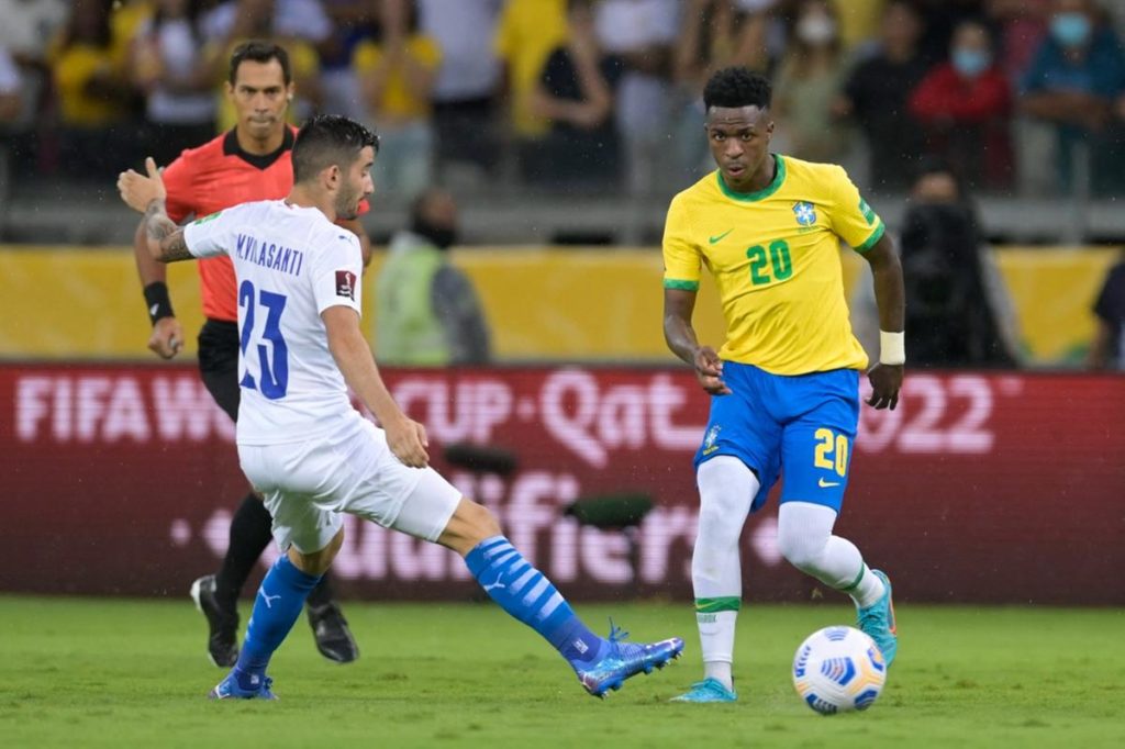 Vini Jr em campo pela seleção brasileira