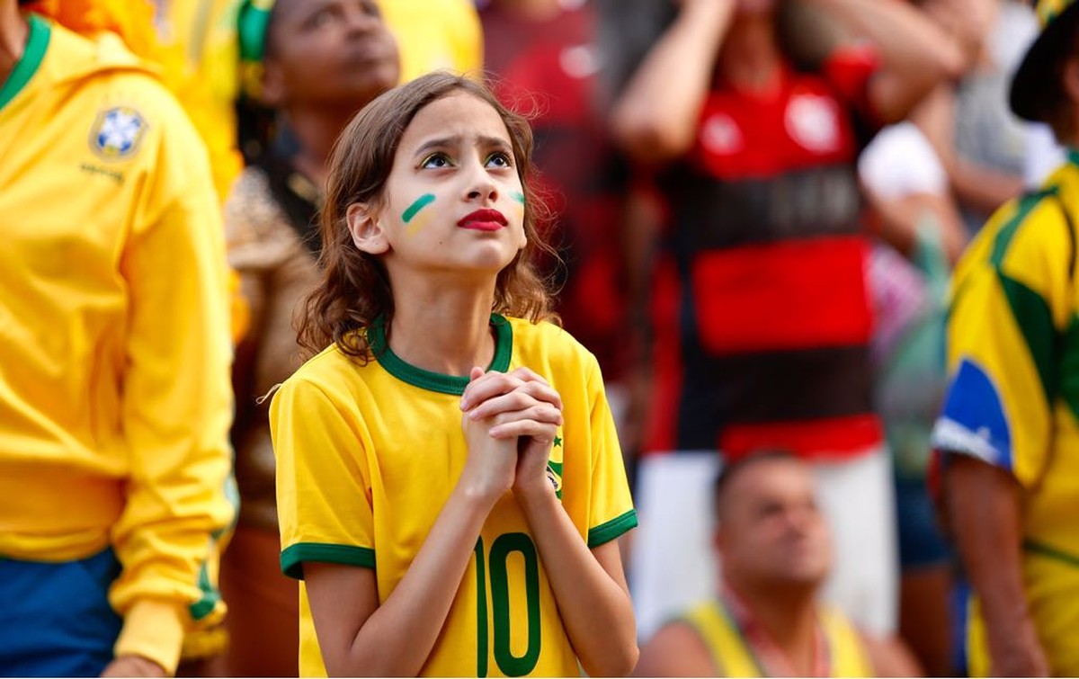 Antes de jogo do Brasil, torcida entra no clima com pintura no rosto - Copa  2018 - Extra Online